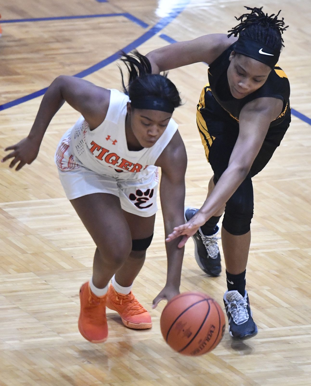 Edwardsville vs Hazelwood Central in Southern Illinois Shootout